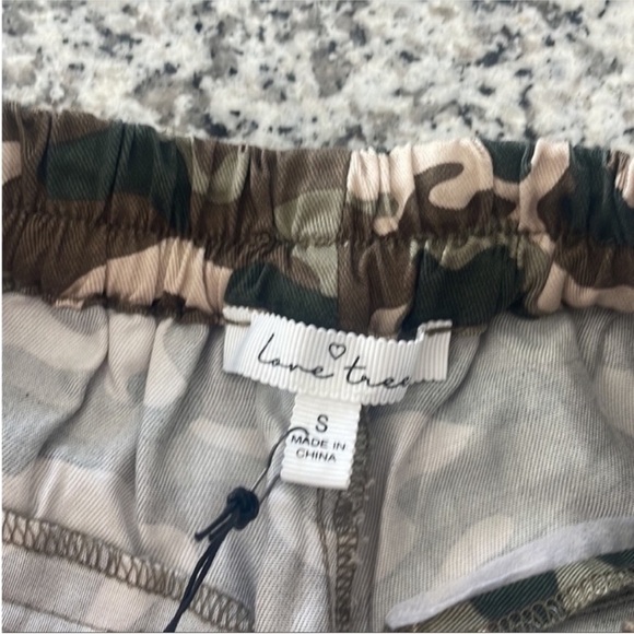 Nordstrom Love Tree Size Small Camouflage Elastic Waist Shorts. - Picture 4 of 7
